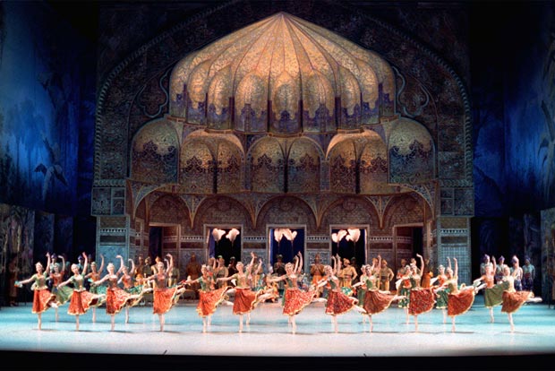 Paris Opera Ballet in La Bayadère. © Jacques Moatti.