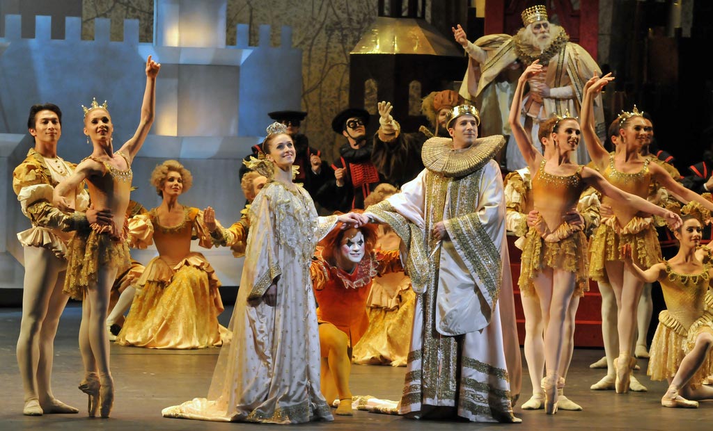 Finale tableau with Marianela Nunez and Nehemiah Kish split by Alexander Campbell. © Dave Morgan. (Click image for larger version)