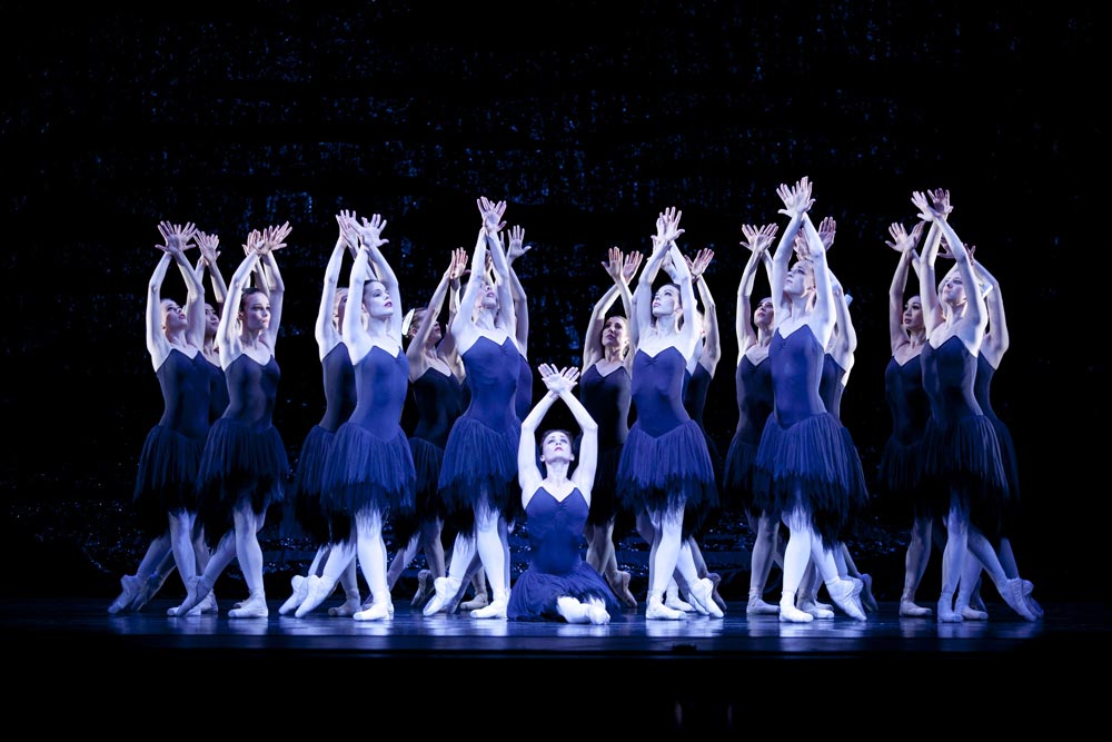 Madeleine Eastoe and artists of The Australian Ballet in Swan Lake. © Lisa Tomasetti. (Click image for larger version)
