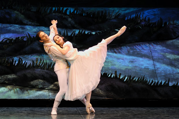 Luana Georg and Sergei Upkin in <I>Snow White and the Seven Dwarfs</I>.<br />© Harri Rospu. (Click image for larger version)