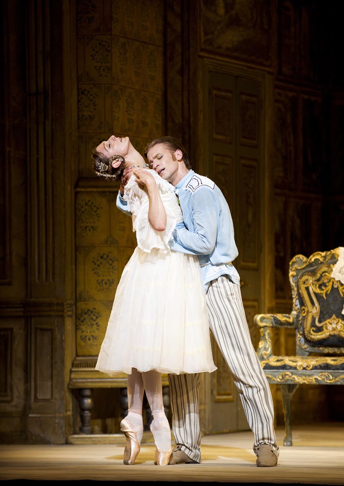 Zenaida Yanowsky and Rupert Pennefather in <I>A Month in the Country</I>.<br />© Tristram Kenton, courtesy of ROH. (Click image for larger version)