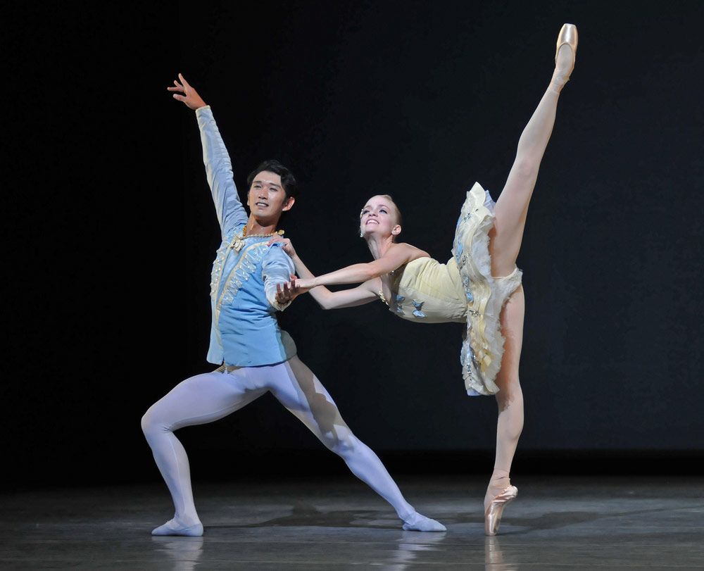 Hansuke Yamamoto & Sasha de Sola in Balanchine's <I>Divertimento No. 15</I>.<br />© Dave Morgan and courtesy of San Francisco Ballet. (Click image for larger version)