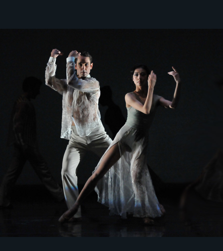 Yuan Yuan Tan and Damian Smith in Wheeldon's <I>Ghosts</I>.<br />© Dave Morgan and courtesy of San Francisco Ballet. (Click image for larger version)