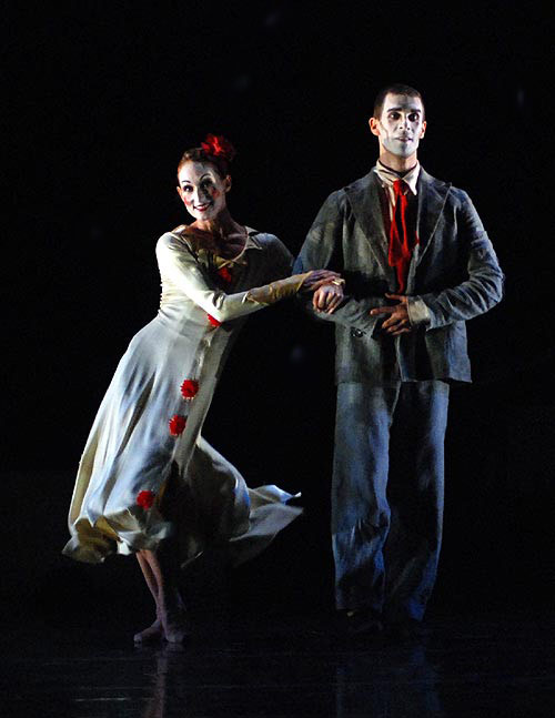 From a 2009 <a href="http://www.ballet.co.uk/magazines/yr_09/jun09/lh_rev_rambert_0509.htm">Balletco review</a> of <I>Hush</I>, here danced by Angela Towler and Jonathan Goddard. <br />© John Ross. (Click image for larger version)