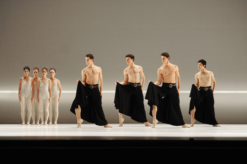 Artists of Birmingham Royal Ballet in Grosse Fuge.© Roy Smiljanic. (Click image for larger version)