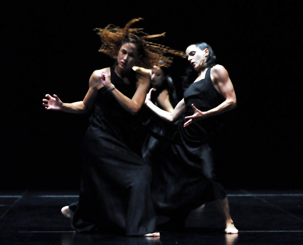 Sasha Waltz and Guests in <I>Continu</I>.<br />© Dave Morgan. (Click image for larger version)