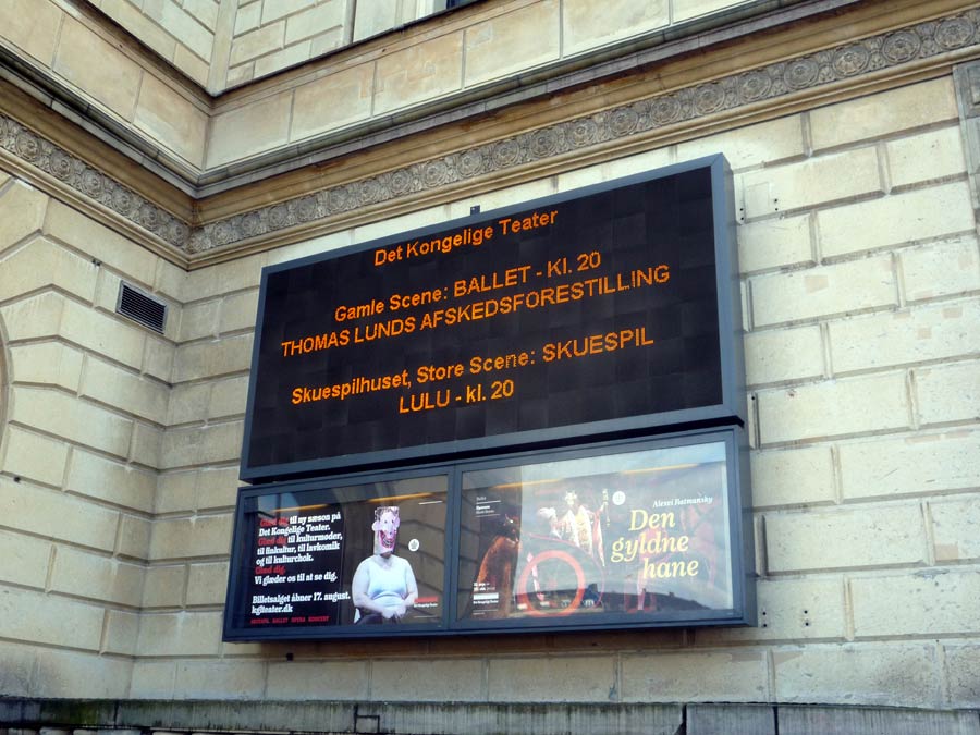 Lund's farewell signage at the theatre.<br />© Jane Simpson. (Click image for larger version)