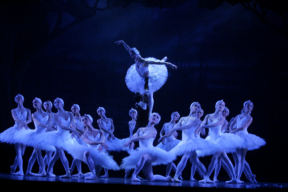 RNZB in <I>Swan Lake</I>.<br />© Maarten Holl. (Click image for larger version)