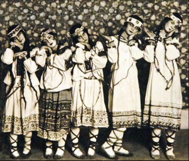 Members of the Ballets Russes de Diaghilev dance in the original 1913 production of <I>The Rite of Spring</I>. English Photographer, (20th century) / Private Collection / Roger-Viollet, Paris / The Bridgeman Art Library