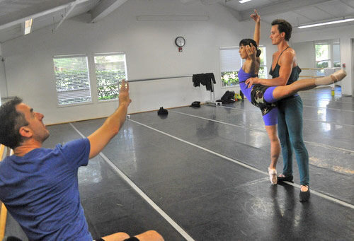 Sean Kelly with Mayo Sugano and Aaron Orza in rehearsal for a <I>A Swingin' Holiday</I>.<br />© Erika Johnson.