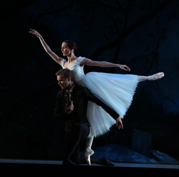 Antonia Hewitt and Andrew Bowman in <I>Giselle</I>.<br />© Evan Li. (Click image for larger version)